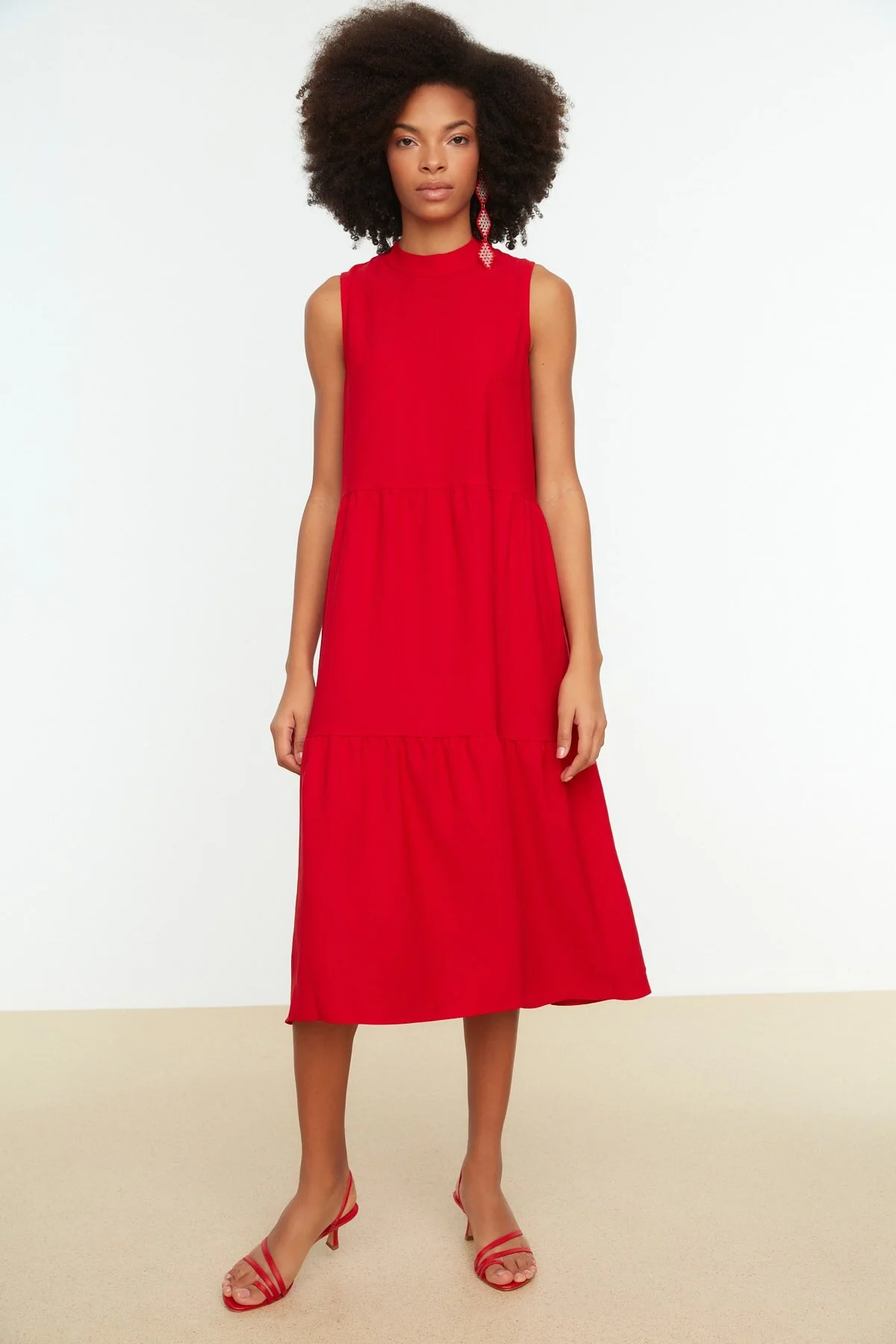 Trendyol Collection  Rotes, gerade geschnittenes, gewebtes Midikleid mit Stehkragen TWOSS20EL1864
