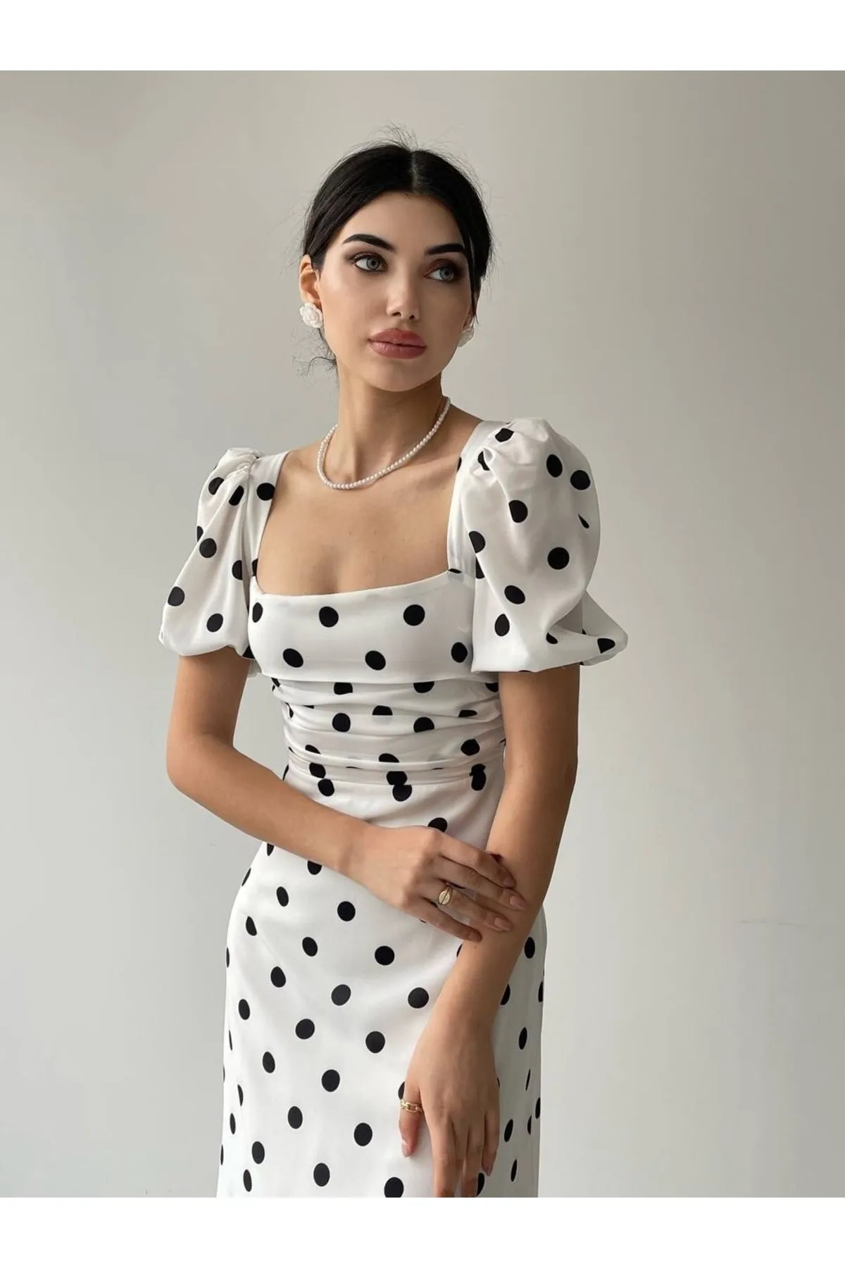 SONREİR  Langes, gepunktetes Kleid mit Ballonärmeln und quadratischem Ausschnitt