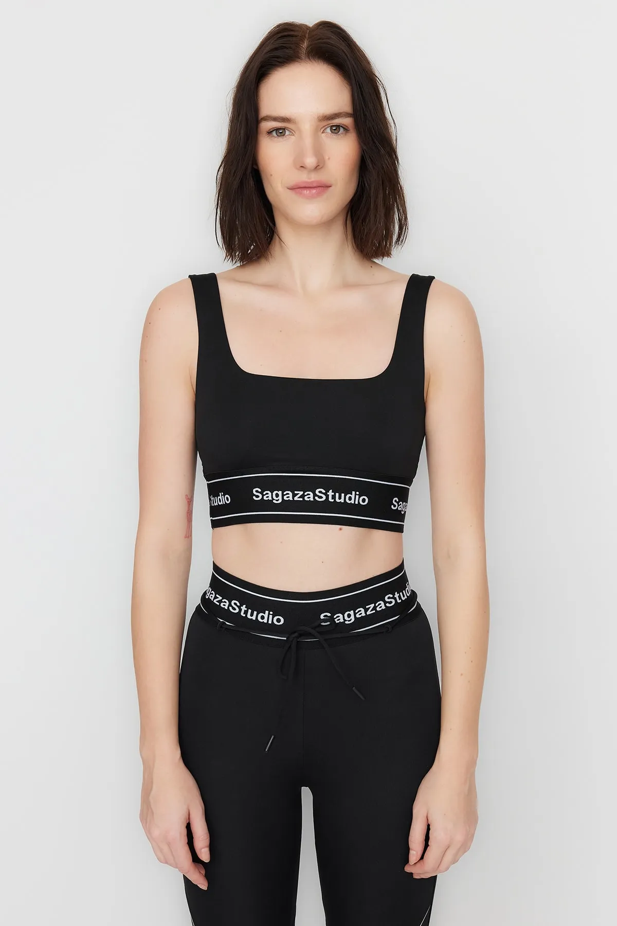 Trendyol Collection  X Sagaza Studio – Schwarzer Supportive Recovery-Sport-BH mit eckigem Kragen TCLSS23SS00002