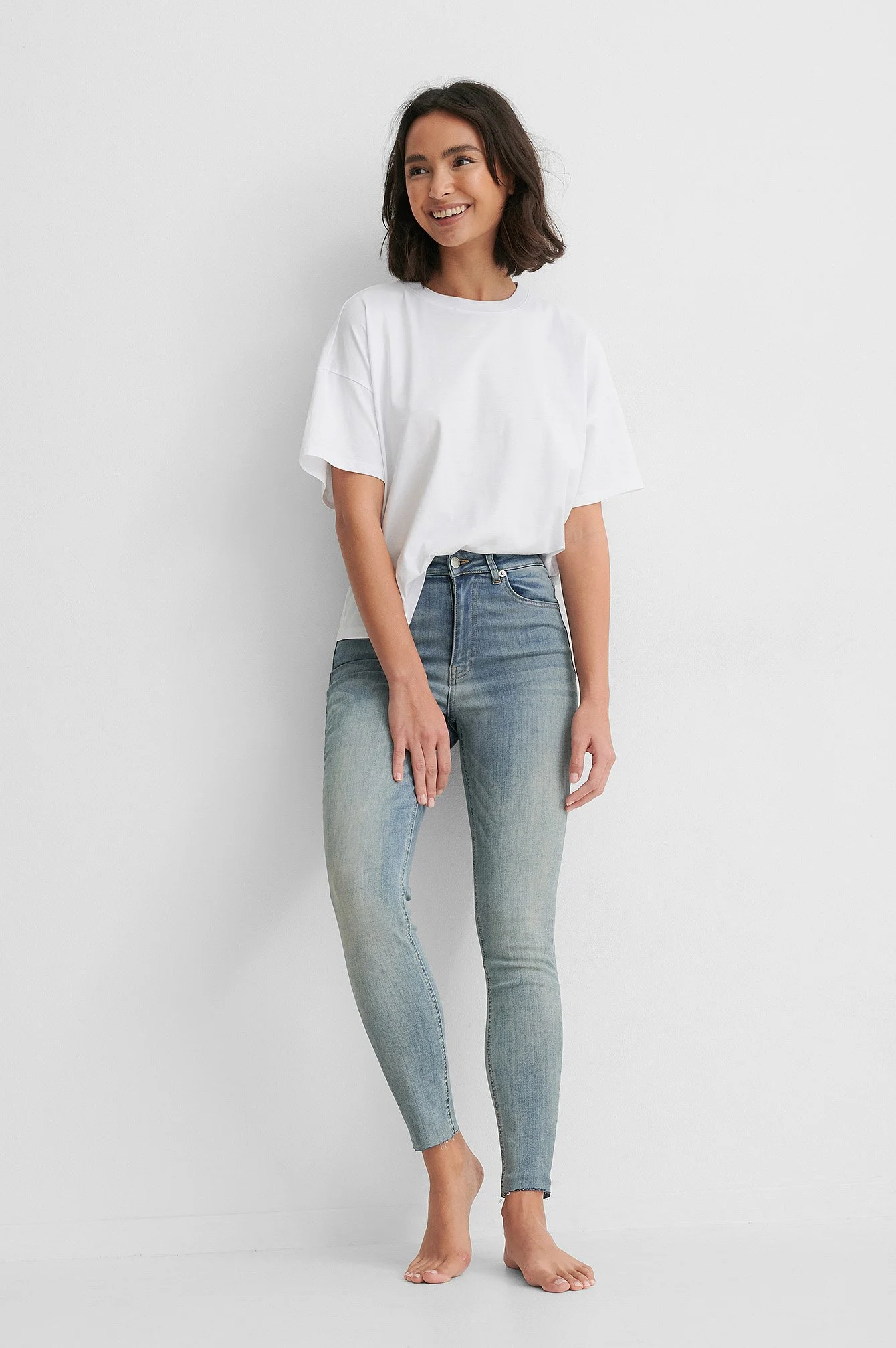 Skinny-Jeans mit hoher Taille und rohem Saum