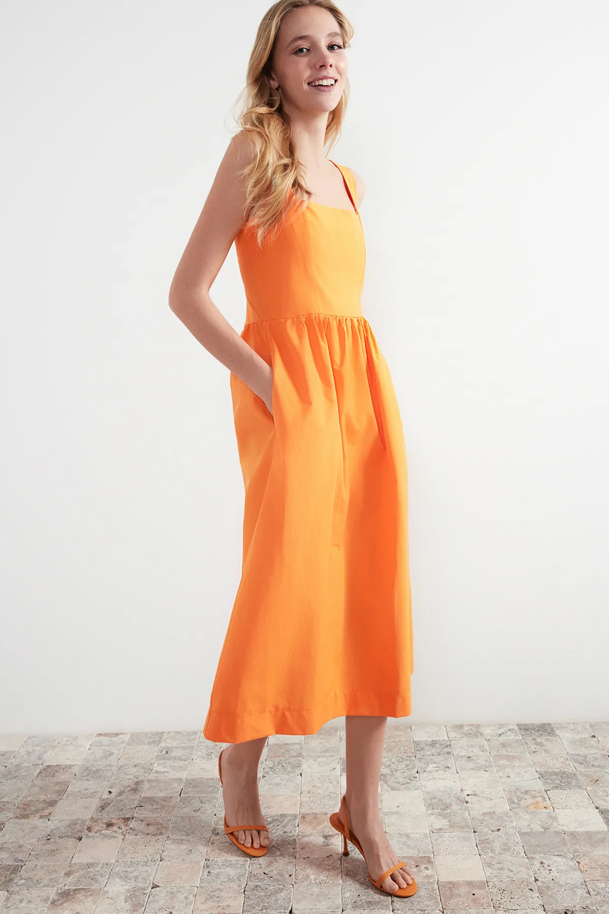 Trendyol Collection  Orangefarbenes Midi-Korsett-Webkleid mit Nähdetail TWOSS24EL00038