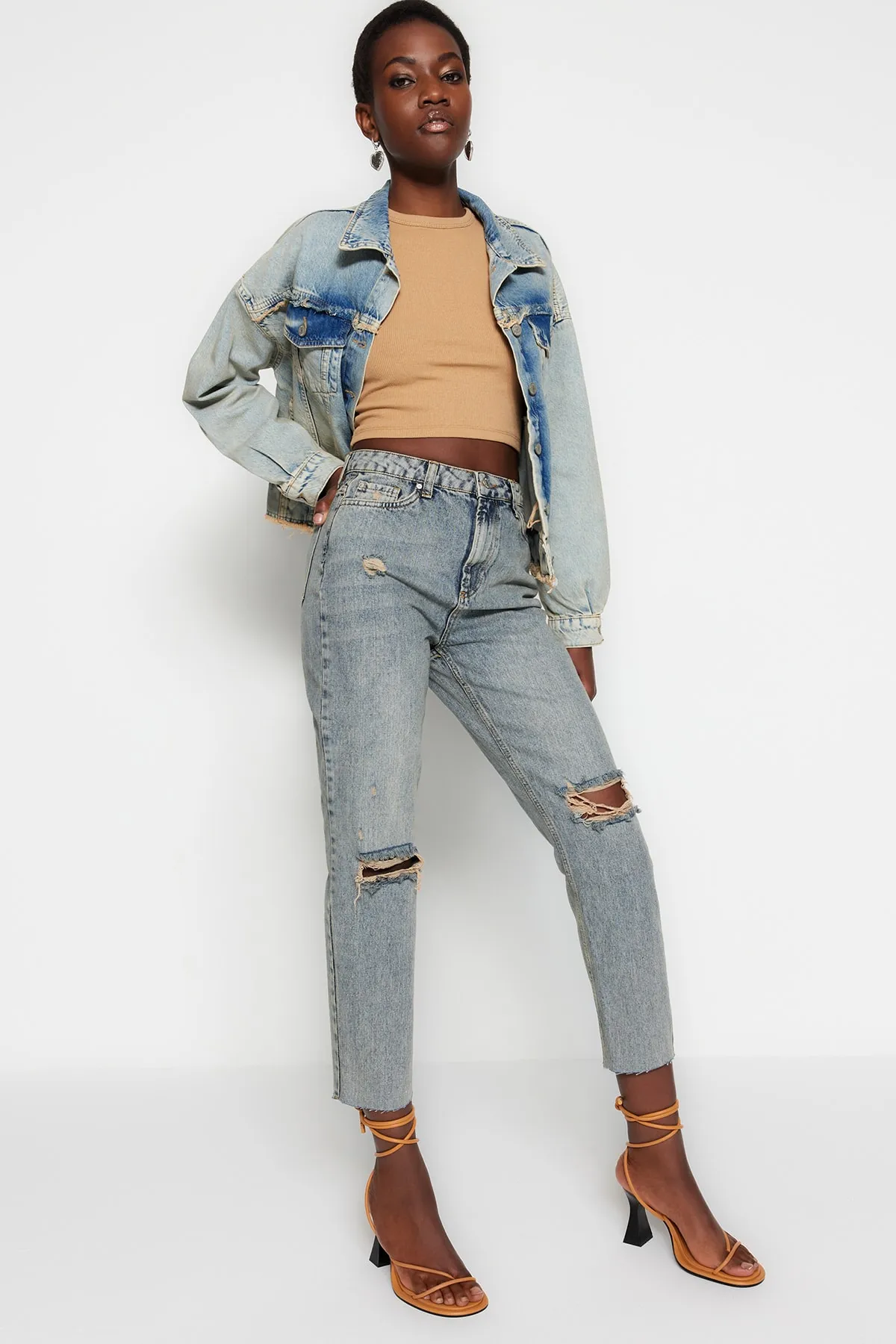 Trendyol Collection  Blaue Mom-Jeans mit zerrissenem Detail und hoher Taille TWOSS20JE0353