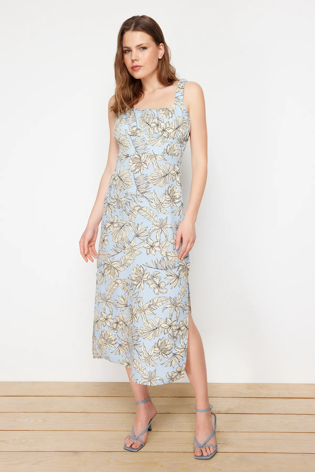 Trendyol Collection  Hellblaues Maxikleid aus 100 % Viskosegewebe mit Blumendruck und Schlitzdetail TWOSS24EL00613