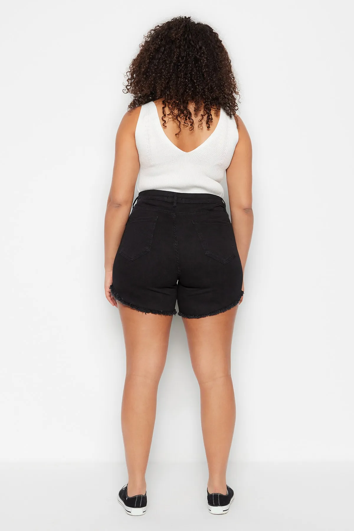 Trendyol Curve  Schwarze, flexible Skinny-Jeansshorts mit Quasten und Bermuda TBBSS23CJ00016