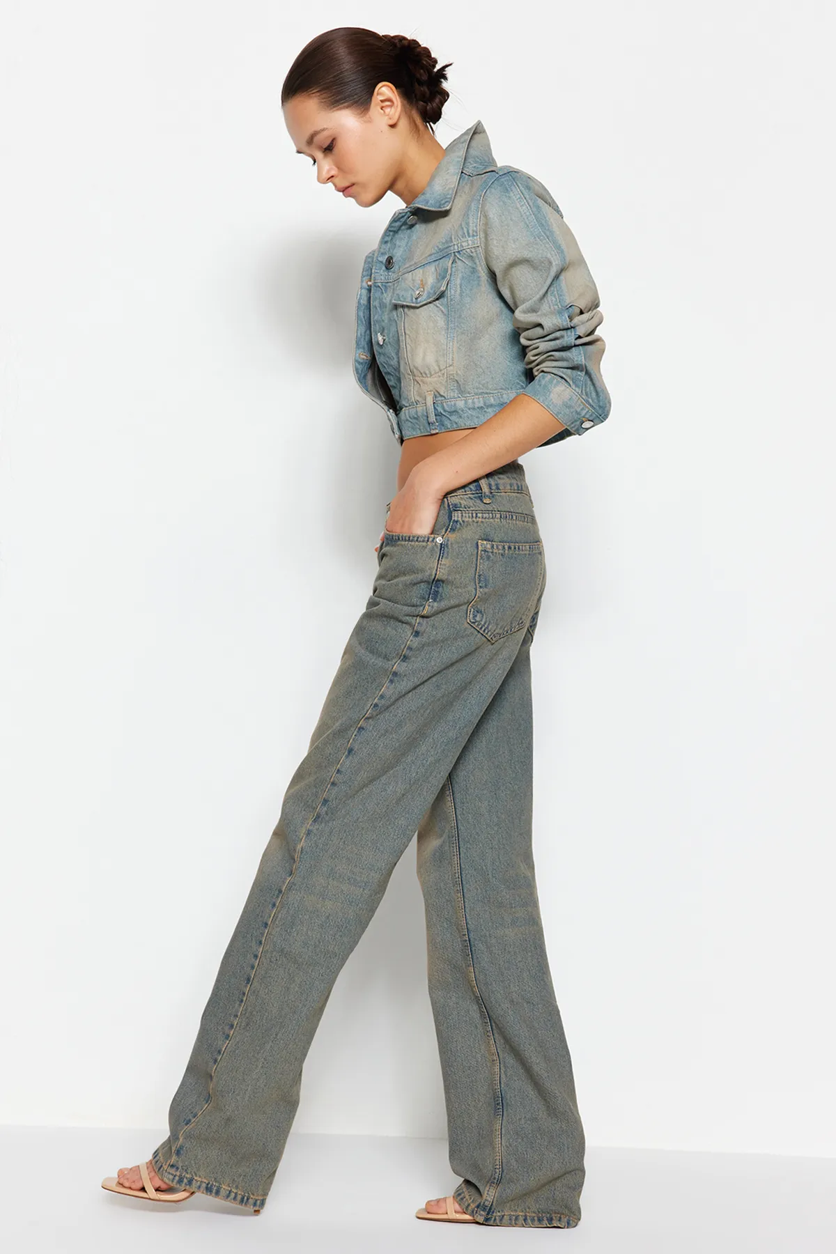 Trendyol Collection  Jeans mit niedriger Taille und weitem Bein in blassblauem Vintage-Effekt TWOSS24JE00021