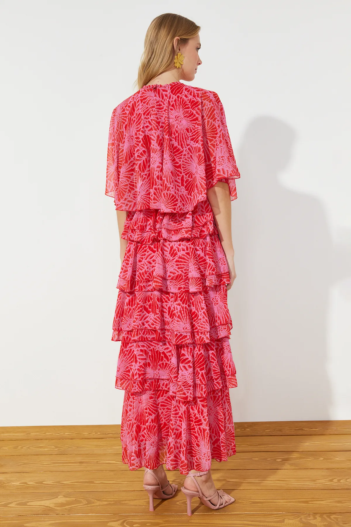 Trendyol Modest  Mehrlagiges, gewebtes Chiffon-Abendkleid mit rosa Blumenrock TCTSS24DB00007