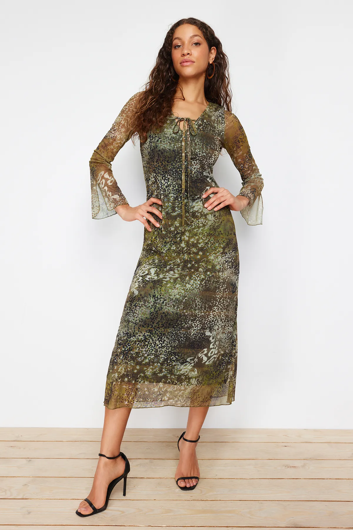 Trendyol Collection  Khakifarbenes, mit Tüll gefüttertes Skater-/Taillen-Midi-Strickkleid mit V-Ausschnitt TWOAW24EL00147