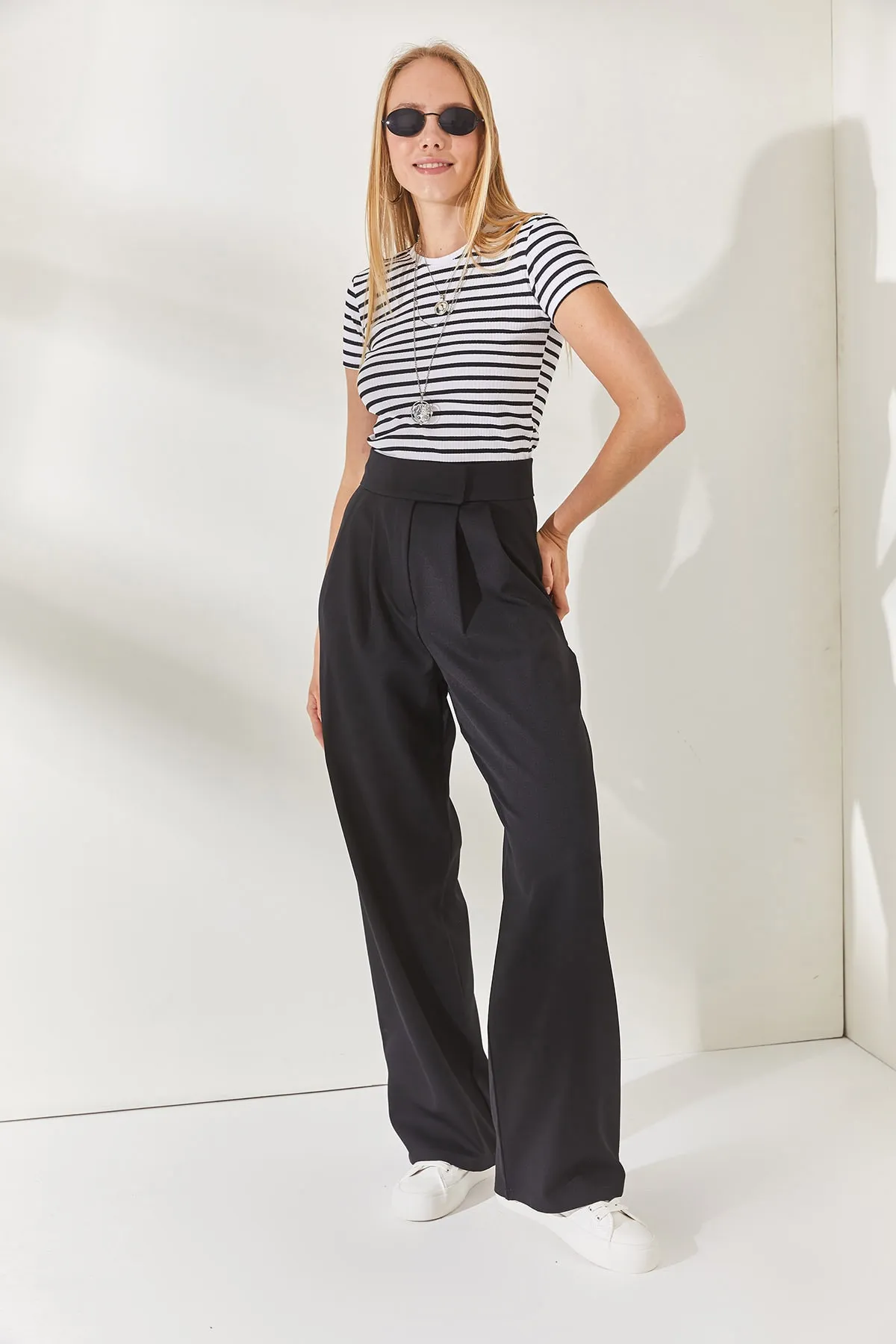 Olalook  Schwarze, plissierte Palazzo-Hose mit Klettverschluss am Bund PNT-19000222