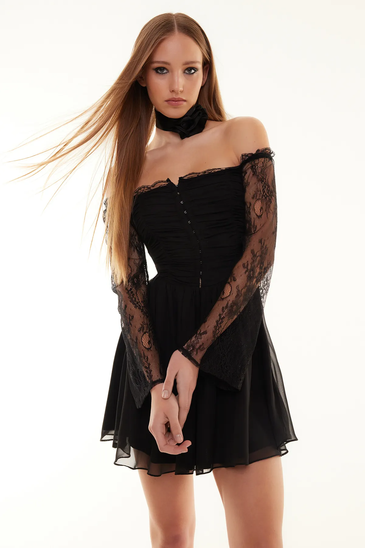 Trendyol Collection  Schwarzes, tailliertes/Skater-Kleid aus gewebtem, gefüttertem, gerafftem Chiffon, stilvolles Abendkleid TPRSS24EL00073