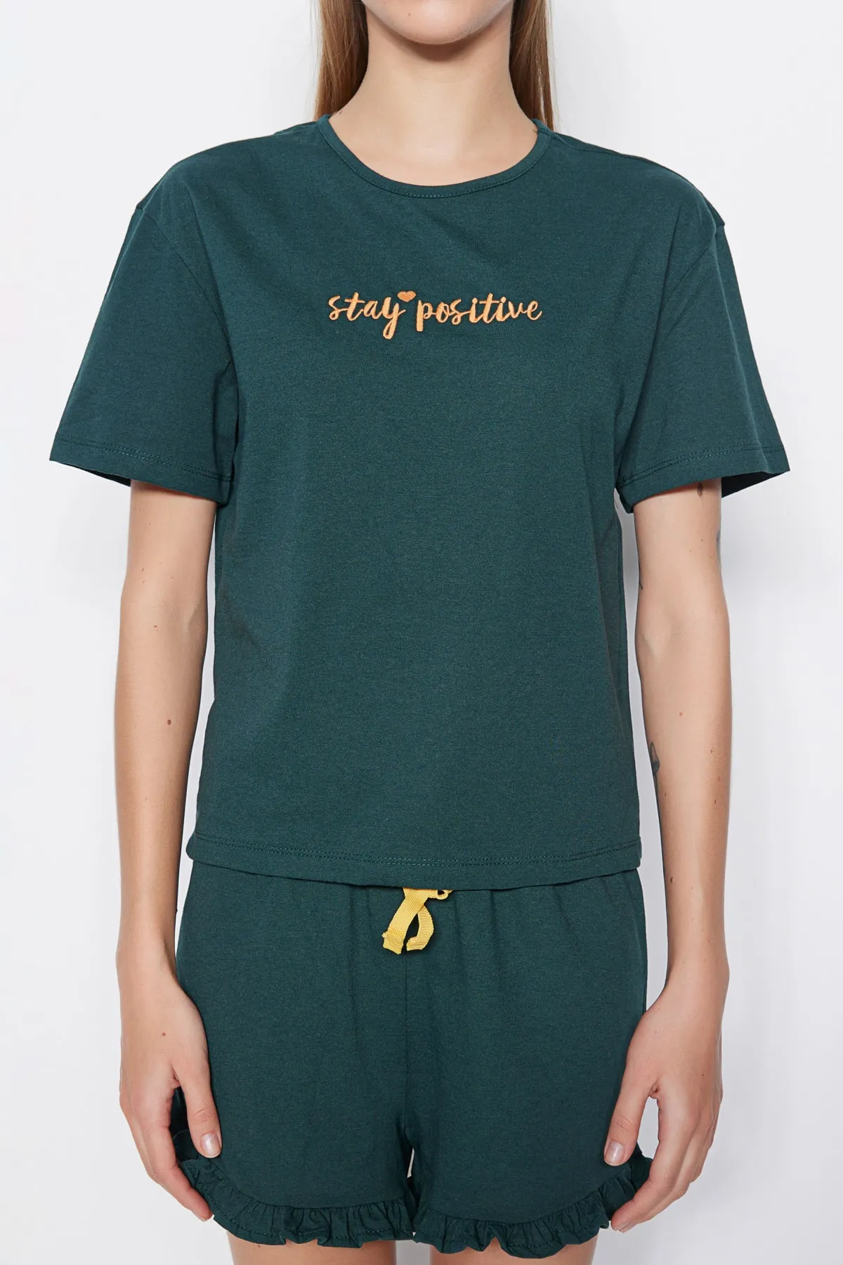 Trendyol Collection  Dunkelgrünes gestricktes Pyjama-Set aus 100 % Baumwolle mit bestickten Rüschen und T-Shirt-Shorts THMSS20PT0165