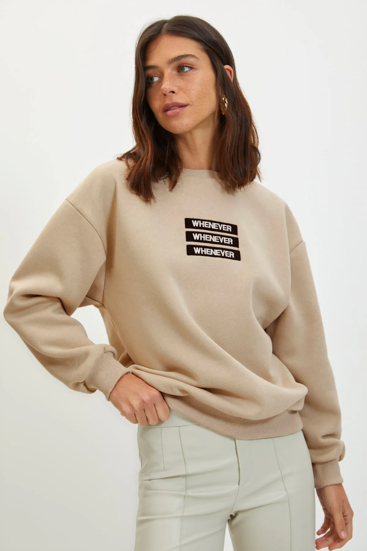 Trendyol Collection  Beiges, dickes Fleece-Sweatshirt mit aufgesticktem Slogan, Rundhalsausschnitt, entspannter/bequemer Passform, TWOAW22SW1464