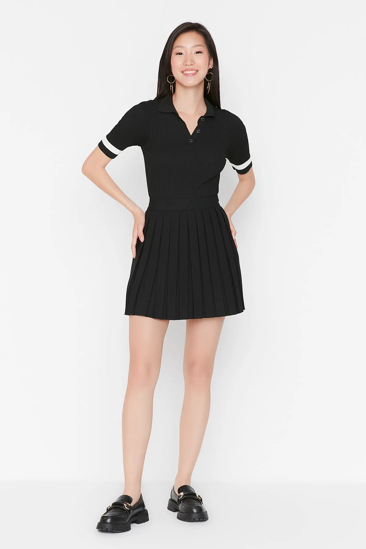 Trendyol Collection  Schwarzer Webrock in Minilänge – Faltendetail, TWOAW21ET0111