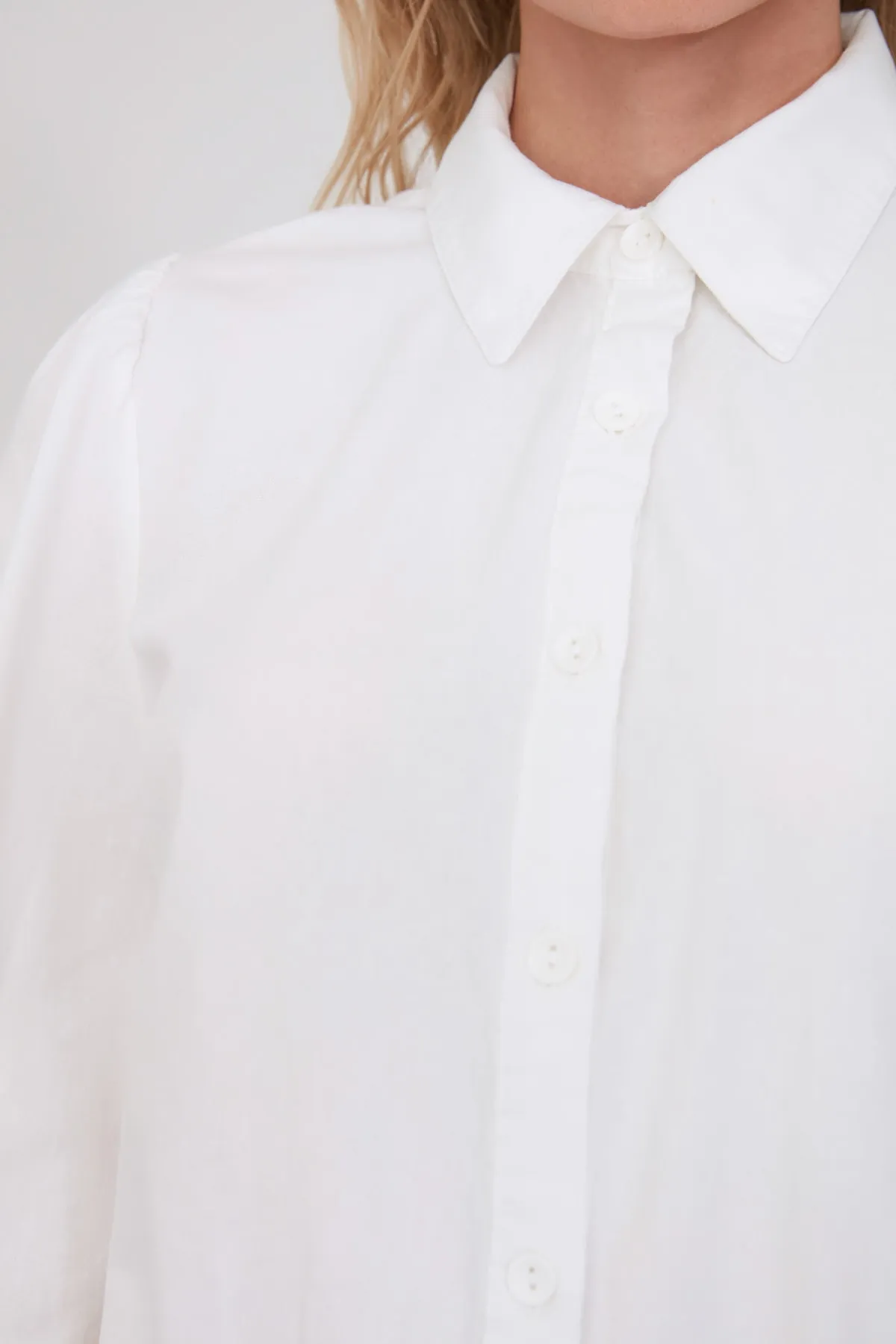 Trendyol Collection  Weißes Hemd mit Ballonärmeln aus Baumwolle - Regular Fit TWOSS20GO0065
