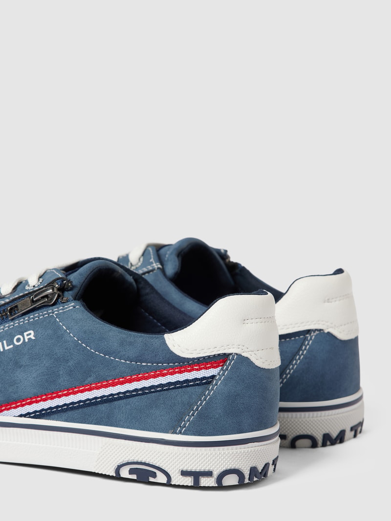 Sneaker mit Label-Details in blau