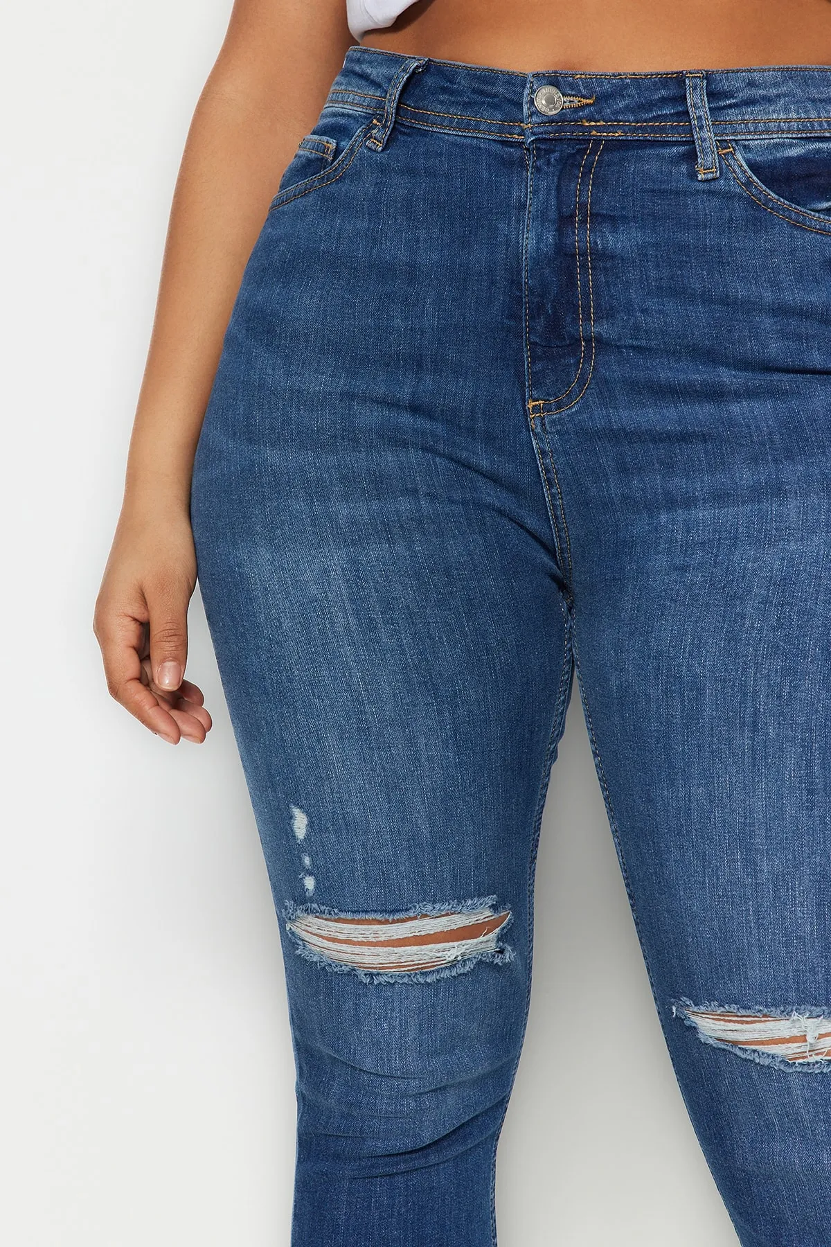 Trendyol Curve  Dunkelblaue, dehnbare Skinny-Jeans mit hoher Taille und Destroy-Details TBBSS23CJ00014