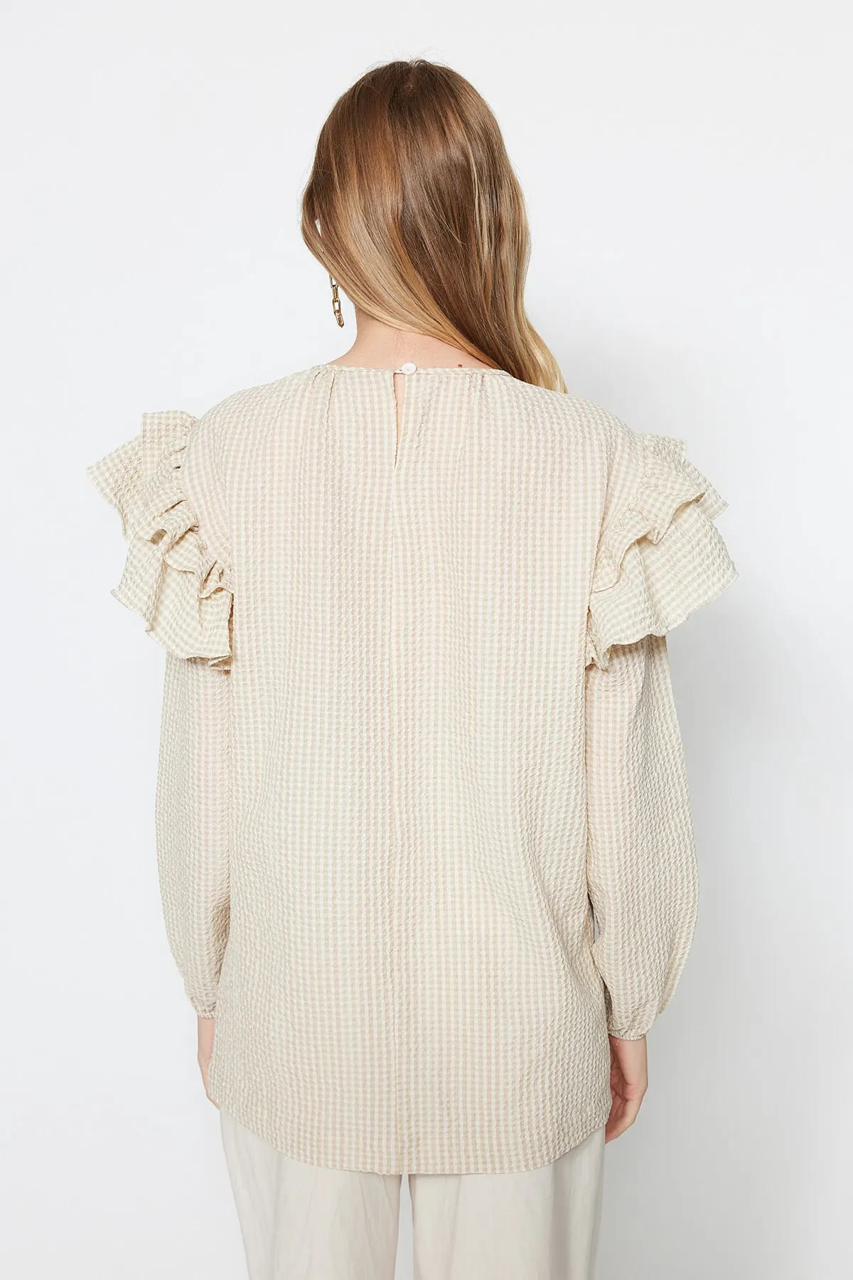 Trendyol Modest  Beigefarbene Seersucker-Gingham-Tunika mit Ärmeln und Schwungradgewebe TCTSS23UK00014