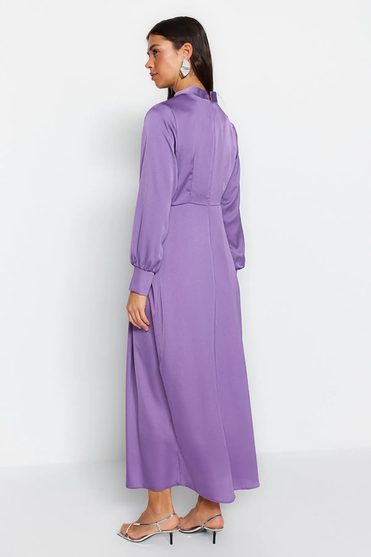 Trendyol Modest  Lila Abendkleid aus Satin mit geraffter Taille TCTSS23DB00043