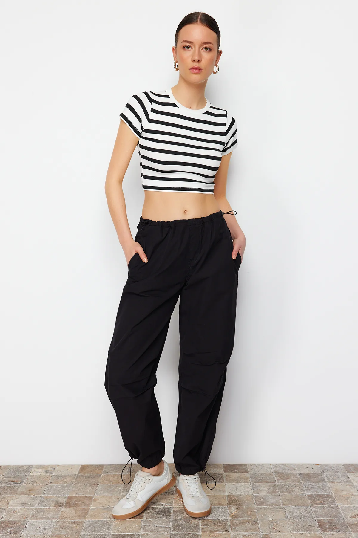Trendyol Collection  Schwarze Fallschirmhose mit normaler Taille und Stopper TWOAW23JE00738