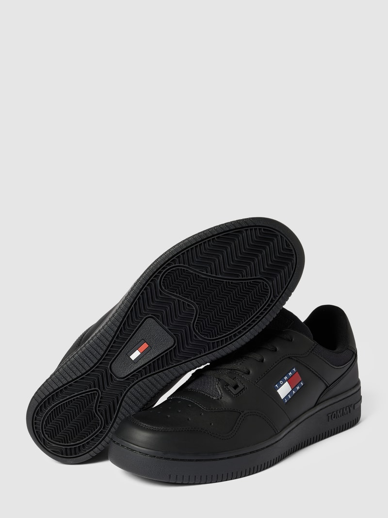 Sneaker mit Label-Detail in schwarz