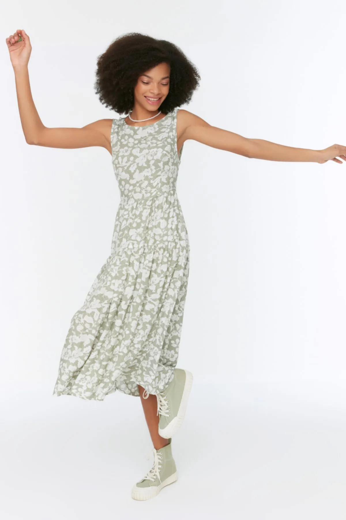 Trendyol Collection  Mintgrünes Midikleid mit gewebtem Rückendetail und Blumenmuster und Taillenöffnung TWOSS21EL0709