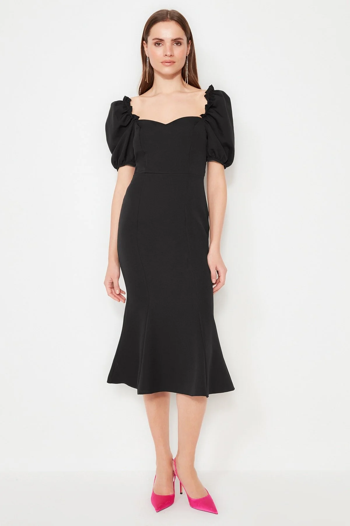 Trendyol Collection  Elegantes Abendkleid mit schwarzem Kragen und Ausschnitt TPRSS21EL0053