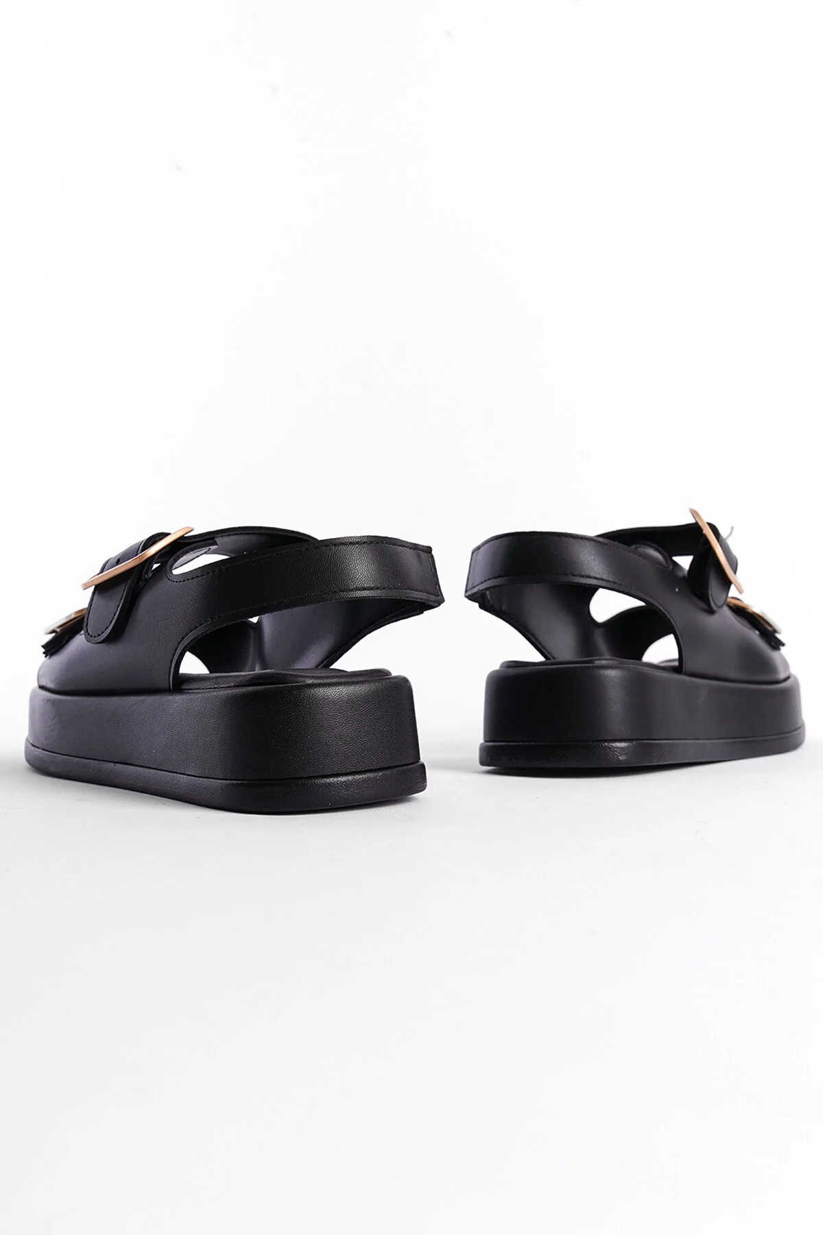 Capone Outfitters  Damensandalen mit Keilabsatz und doppelter Riemenschnalle