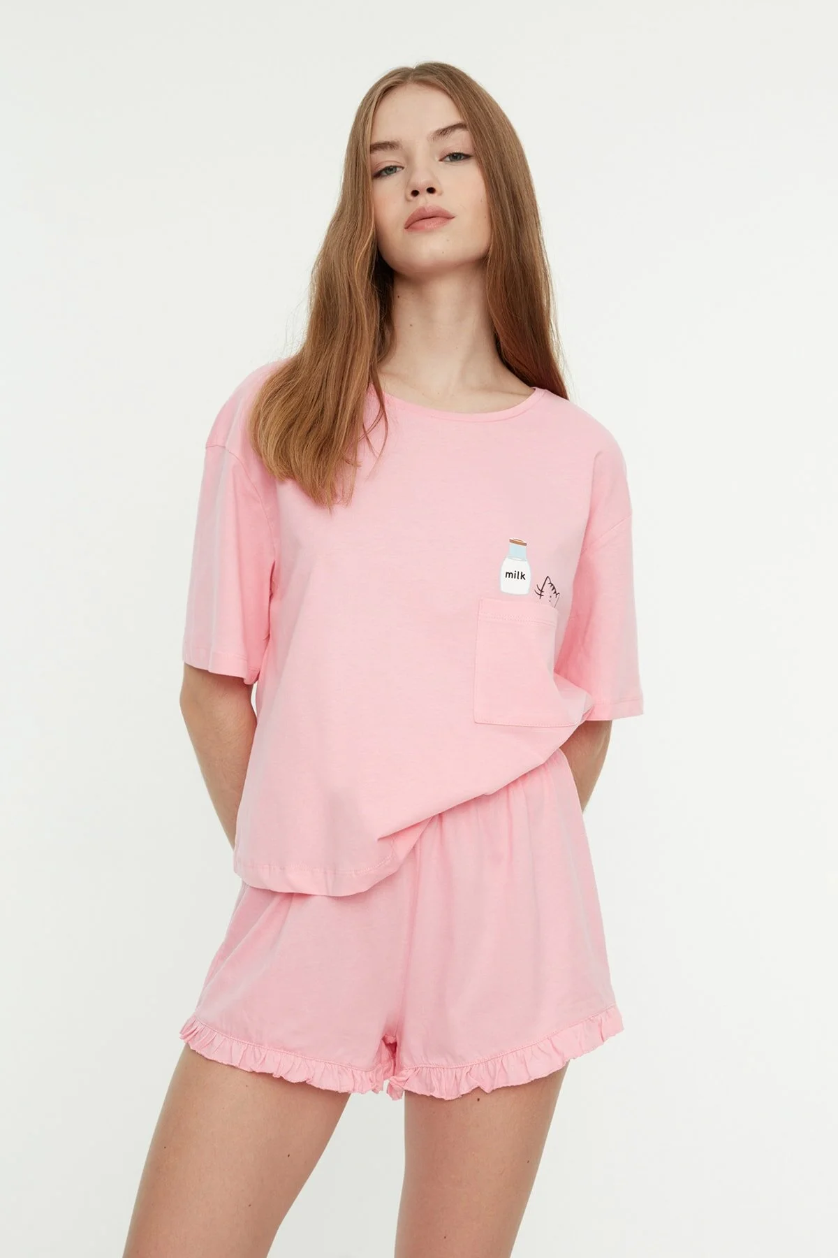 Trendyol Collection  Gestricktes Pyjama-Set mit bedruckten T-Shirts und Shorts aus rosafarbener Baumwolle THMSS22PT0422
