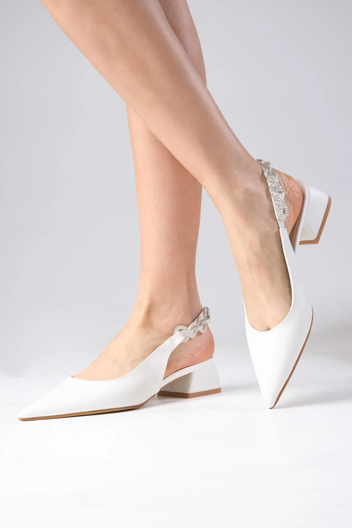 Mio Gusto  Sophie Weiße Schuhe mit offenem Rücken und Steinbesatz für Damen mit kurzem Absatz