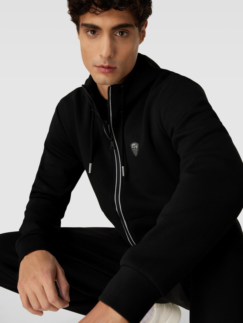 Sweatjacke mit Kontrastpaspeln in schwarz