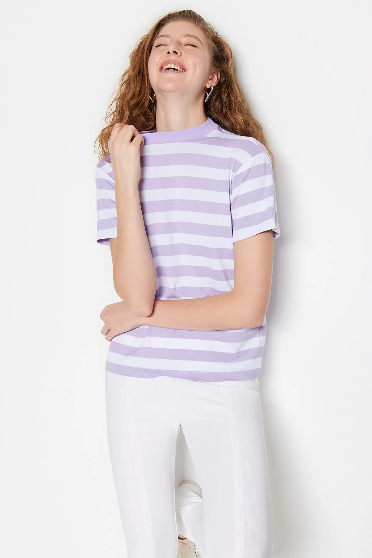 Trendyol Collection  Lila-weiß gestreiftes Basic-Strick-T-Shirt mit hohem Kragen TWOSS21TS1204