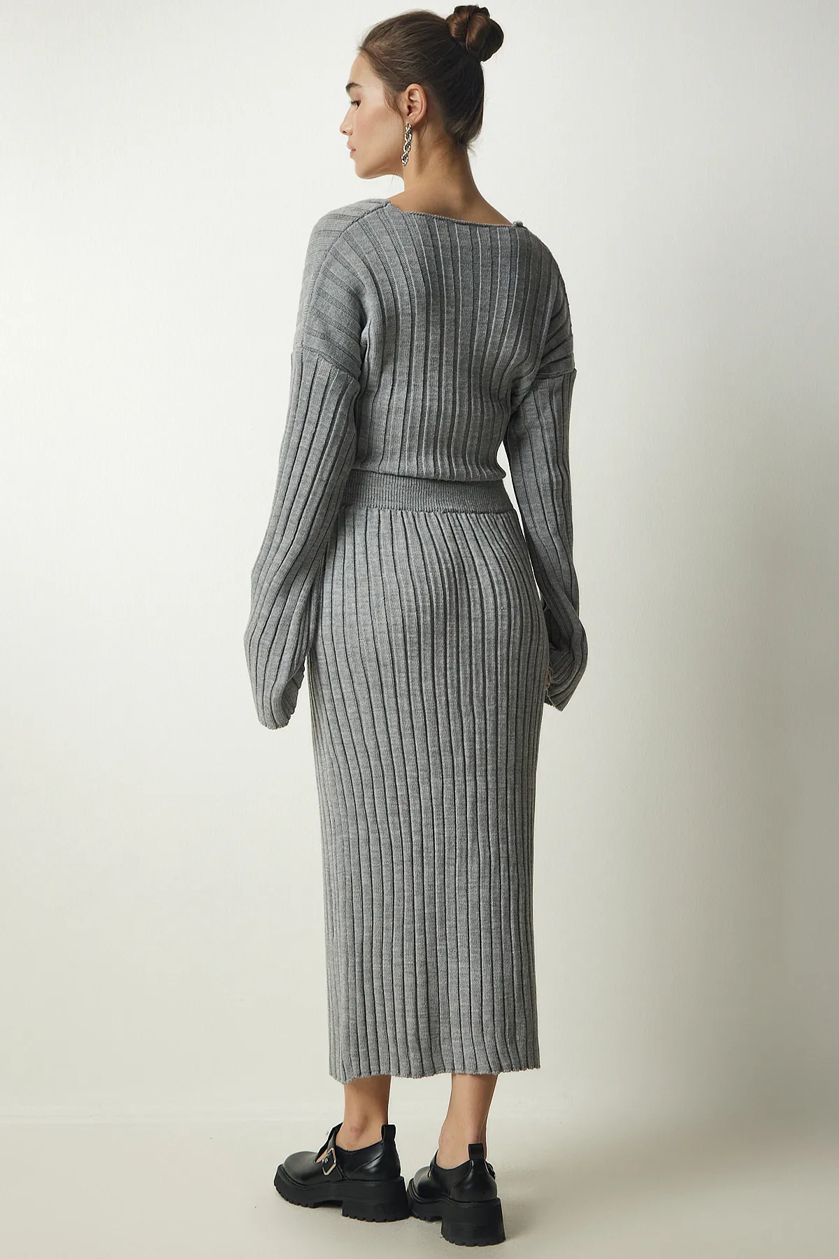 Happiness İstanbul  Graues Strickwaren-Set mit geripptem Pullover und Rock für Damen YY00188