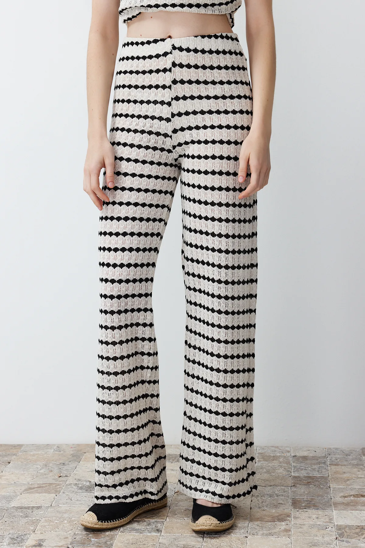 Trendyol Collection  Ecrufarbene, gestreifte Hose in Strickoptik mit geradem Schnitt TWOSS24PL00101