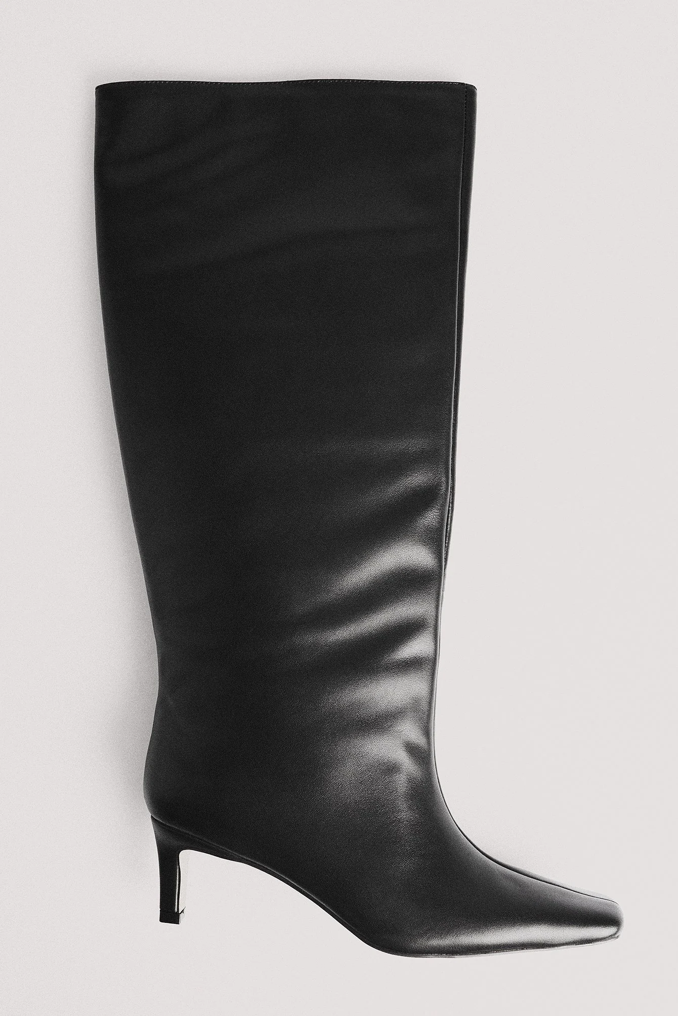 Stiletto-Lederstiefel mit weitem Schaft