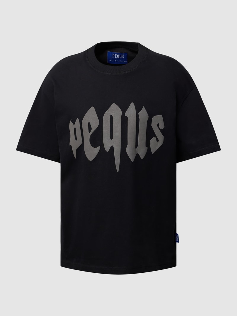 T-Shirt mit Label-Print und überschnittenen Schultern in schwarz