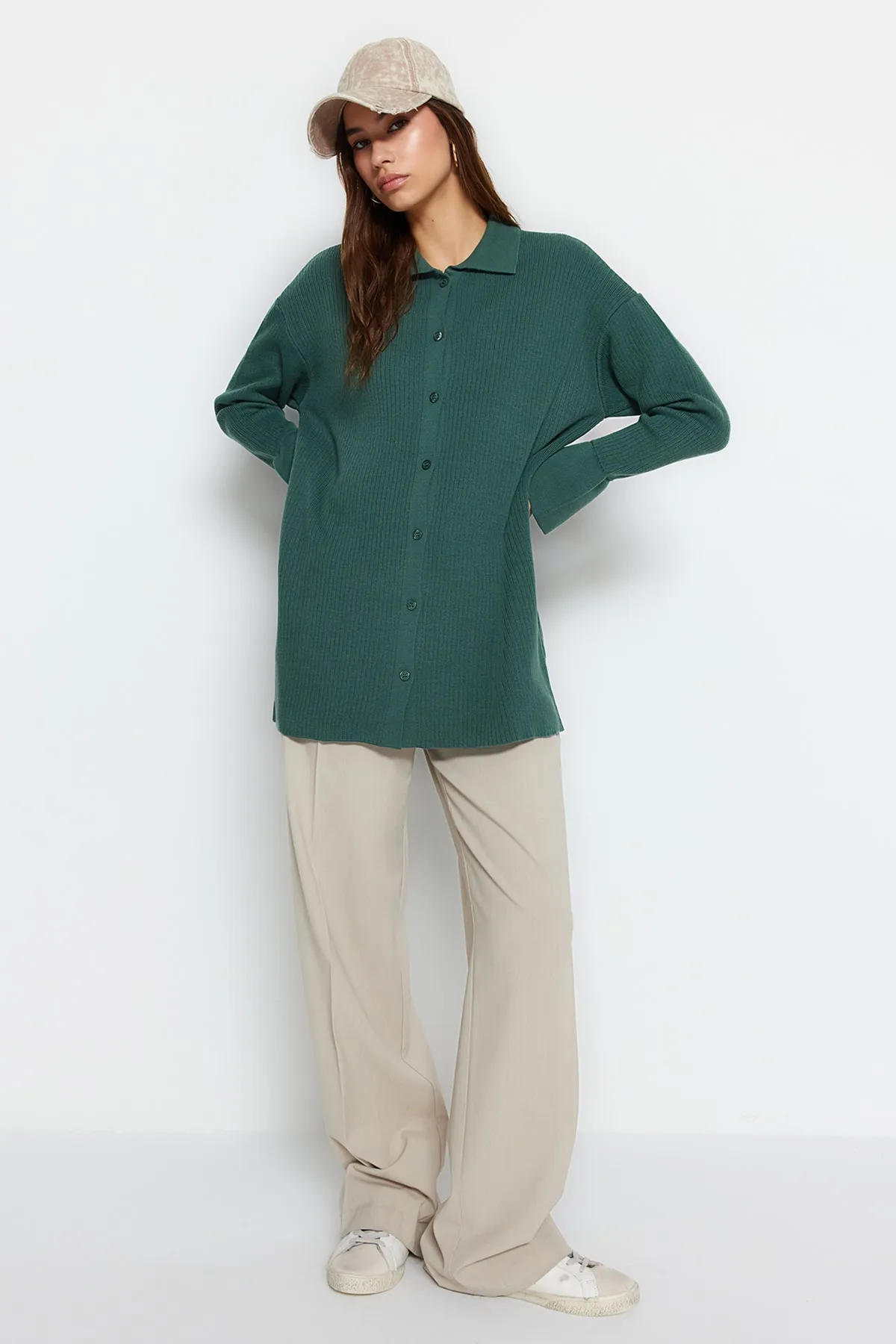 Trendyol Modest  Dunkelgrüne gerippte Strickjacke TCTAW24TH00025
