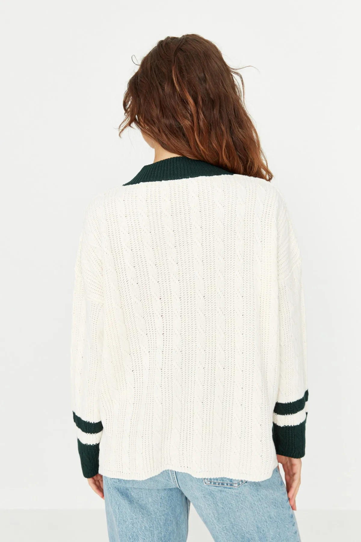 Trendyol Collection  Ecrufarbener Strickpullover mit weiter Passform TWOAW23KZ01541