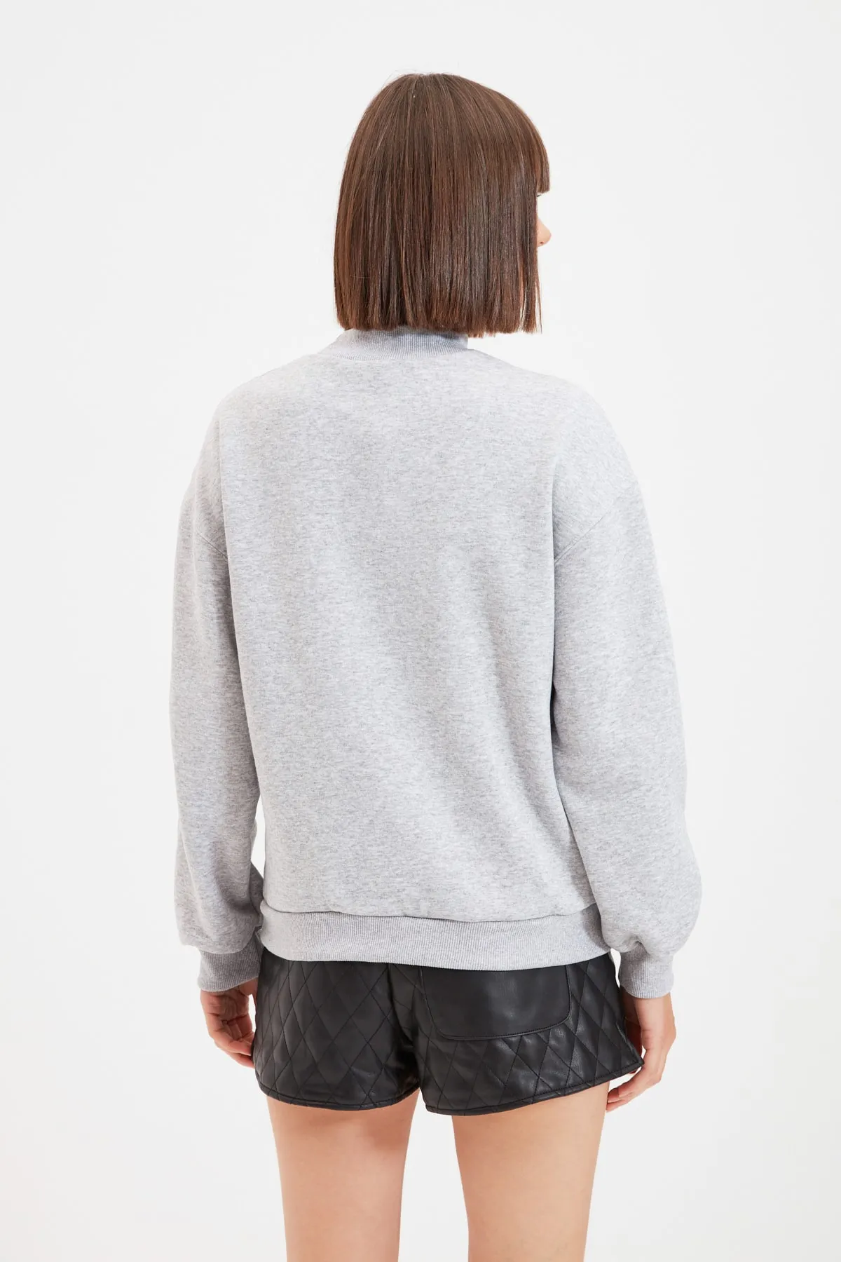 Trendyol Collection  Graues, dickes Fleece-Innenfutter, Stehkragen, entspannte/bequeme Passform, Strick-Sweatshirt TWOAW20SW0584