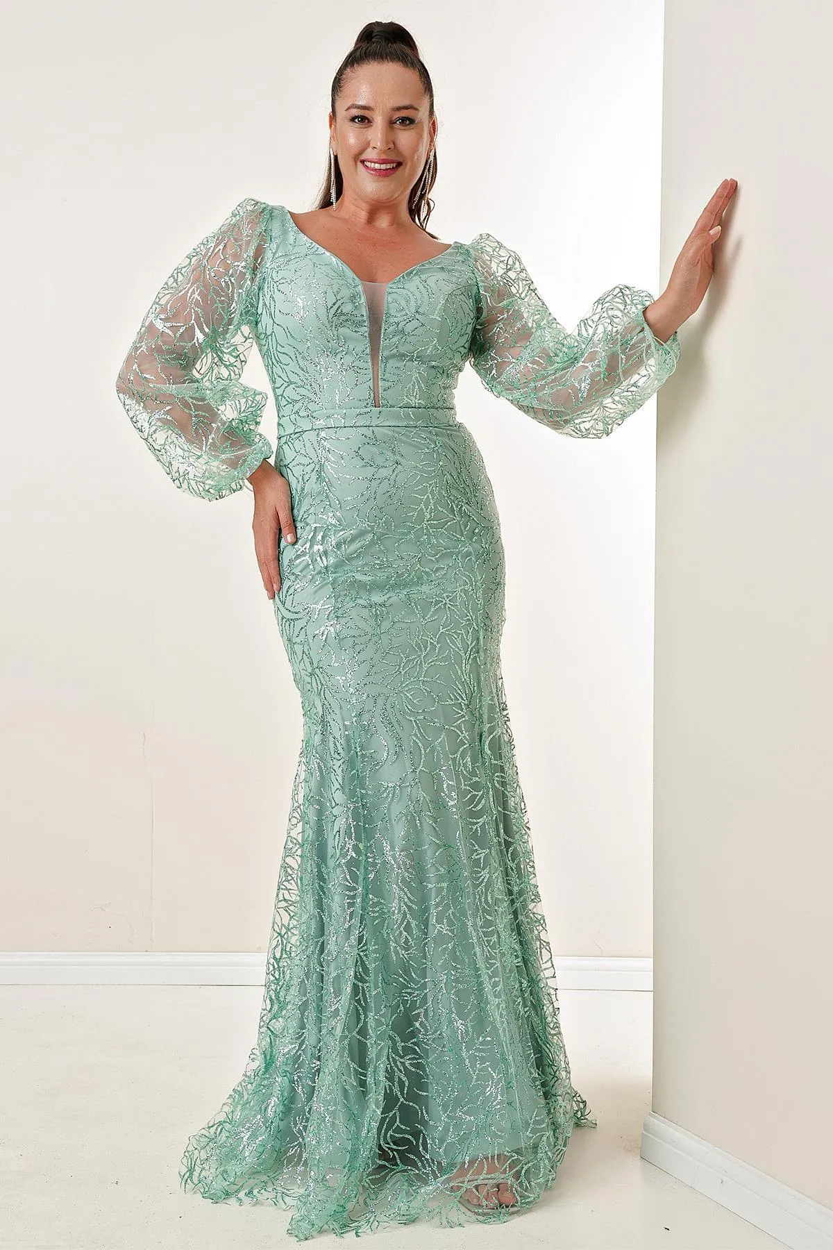 By Saygı  Langes Kleid in Übergröße mit glitzerndem Flockdruck vorne und hinten, V-Ausschnitt