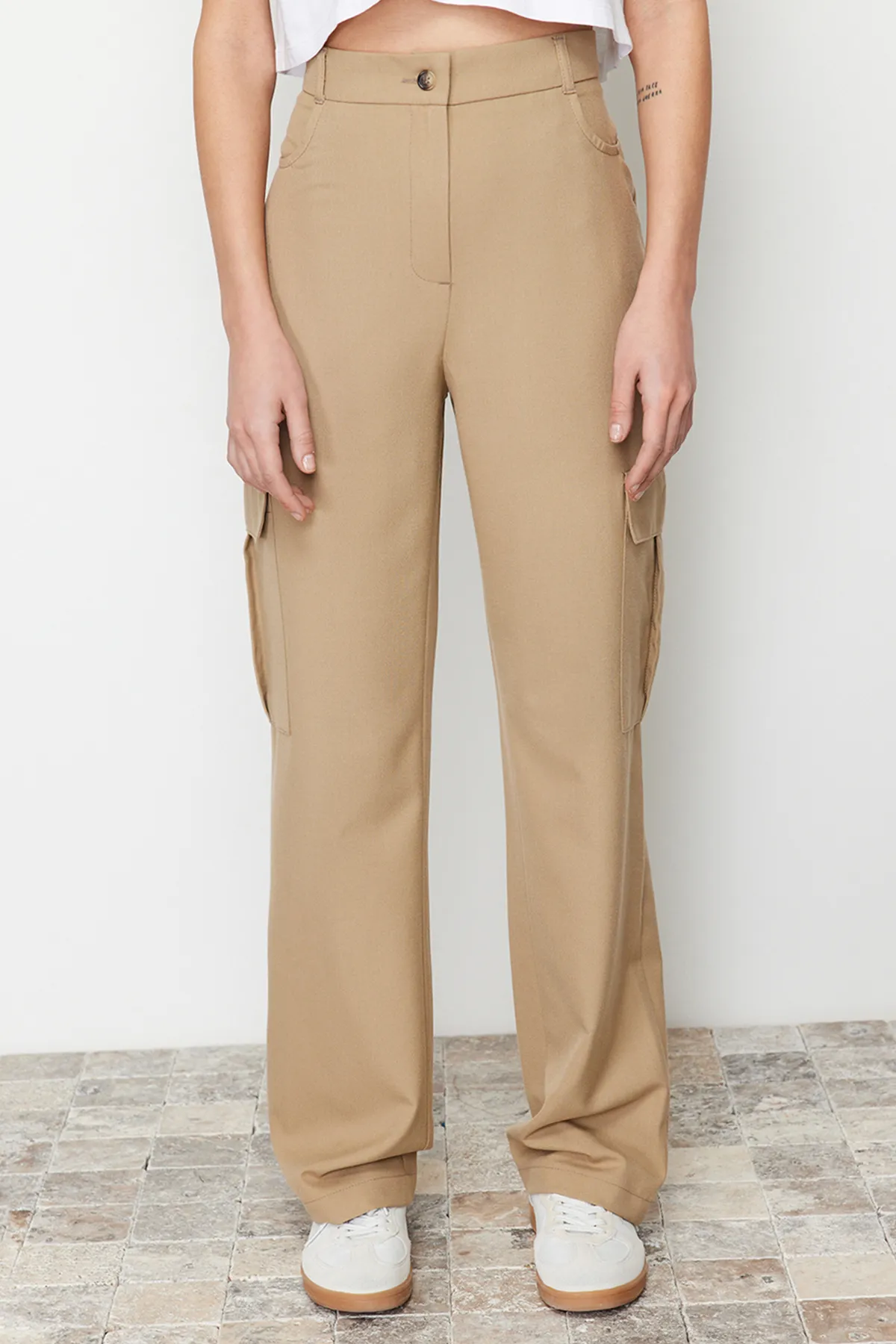Trendyol Collection  Nerzfarbene, gerade/gerade geschnittene Cargo-Hose mit Taschen TWOSS24PL00044