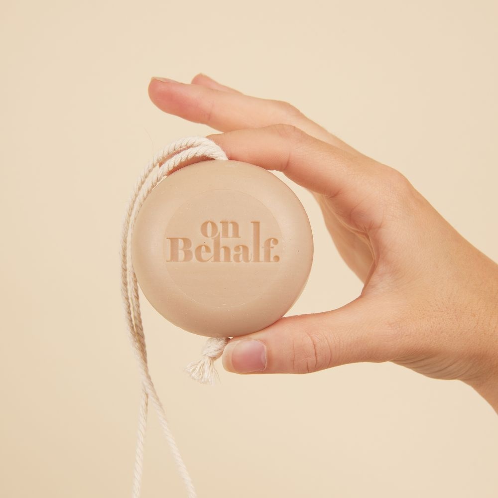 On Behalf #001 Le Doux Shampoing Solide Sur Corde