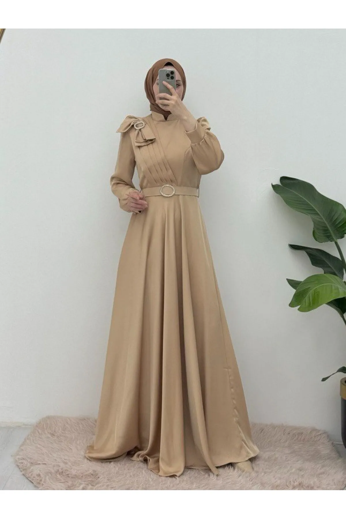 Modamorfo  Satin-Abendkleid mit Brosche, Schleife und Steingürtel