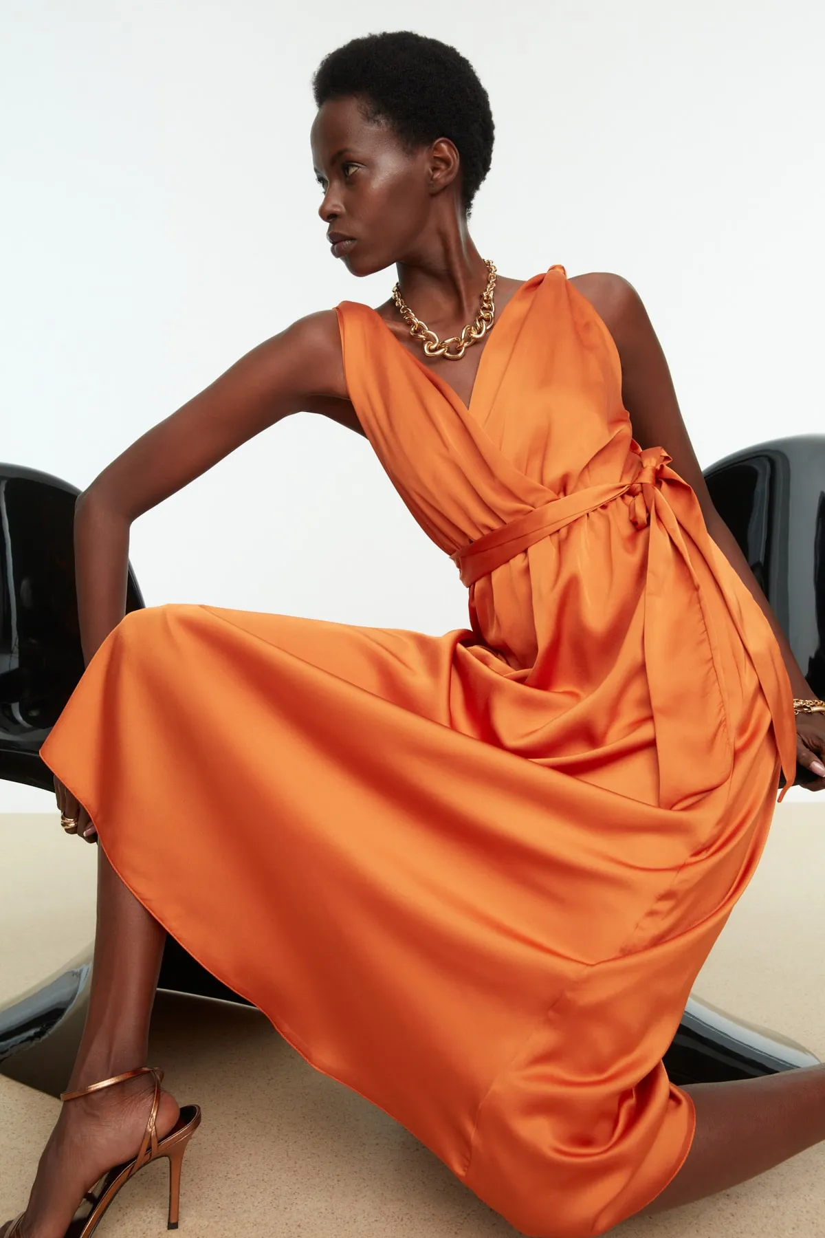 Trendyol Collection  Elegantes Abendkleid aus gewebtem Satin in Orange mit Gürtel TPRSS22AE0047