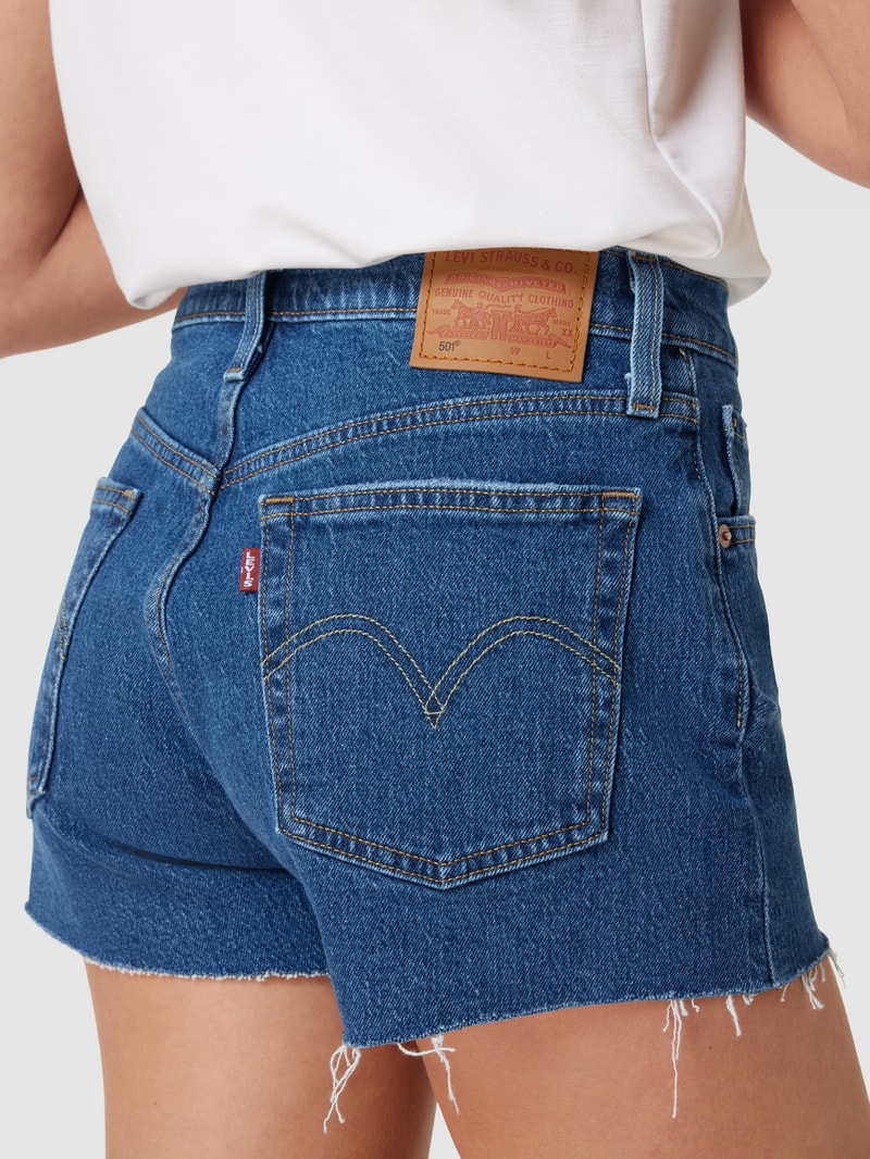 Jeansshorts mit Label-Patch aus Leder in jeans