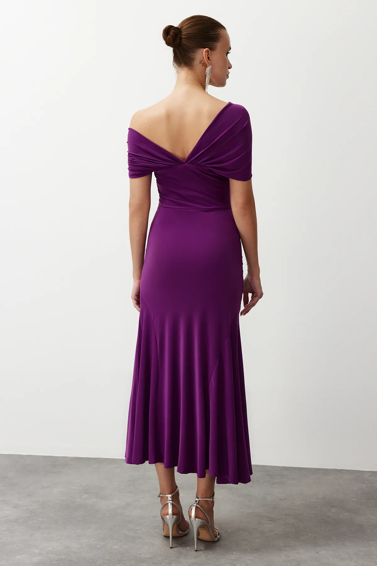 Trendyol Collection  Lilafarbenes, asymmetrisches Strick-Abendkleid mit stilvollem Kragen TPRSS24EL00046