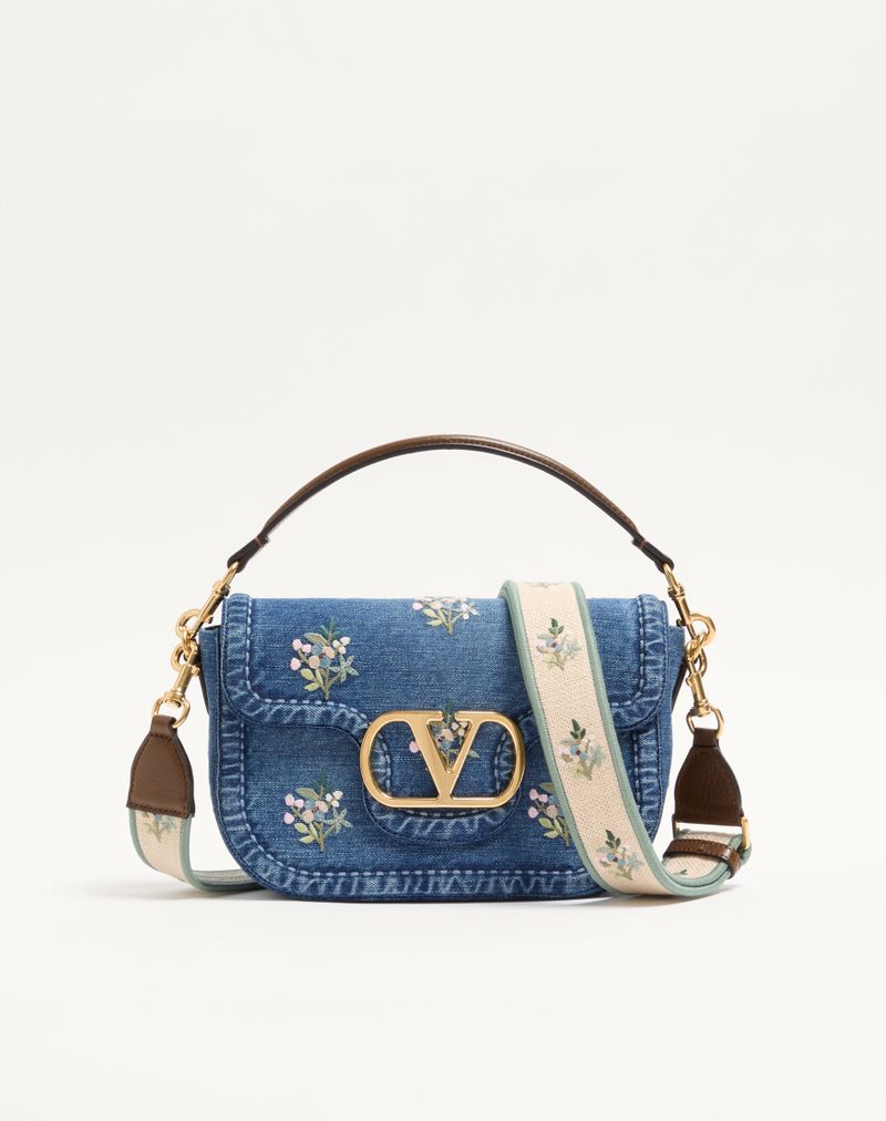 Bolsa de ombro Valentino Garavani Alltime média em denim bordado com alça de fita bordada.