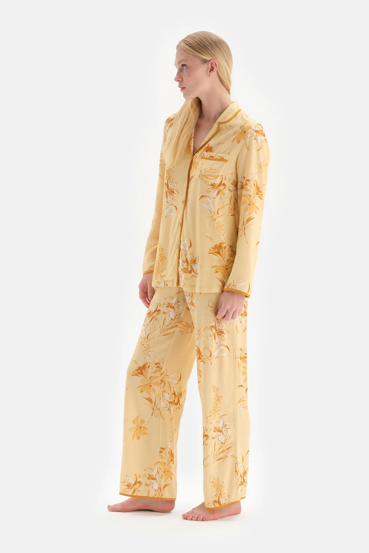 Dagi  Pyjama-Set mit gelbem Jackenkragen und langen Ärmeln und Blumenmuster