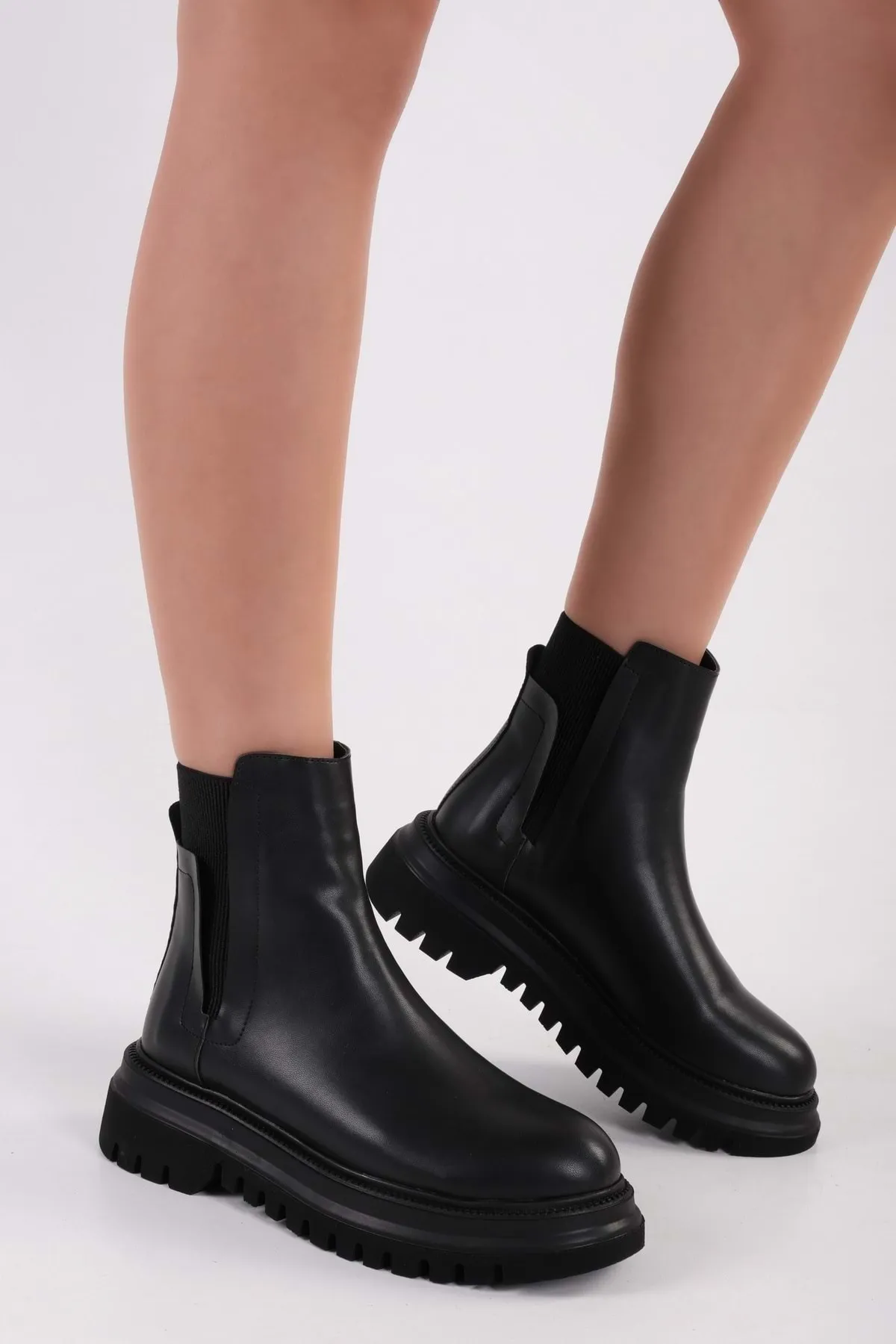 Shoeberry  Schwarze Luke-Stiefel für Damen mit dicker Sohle