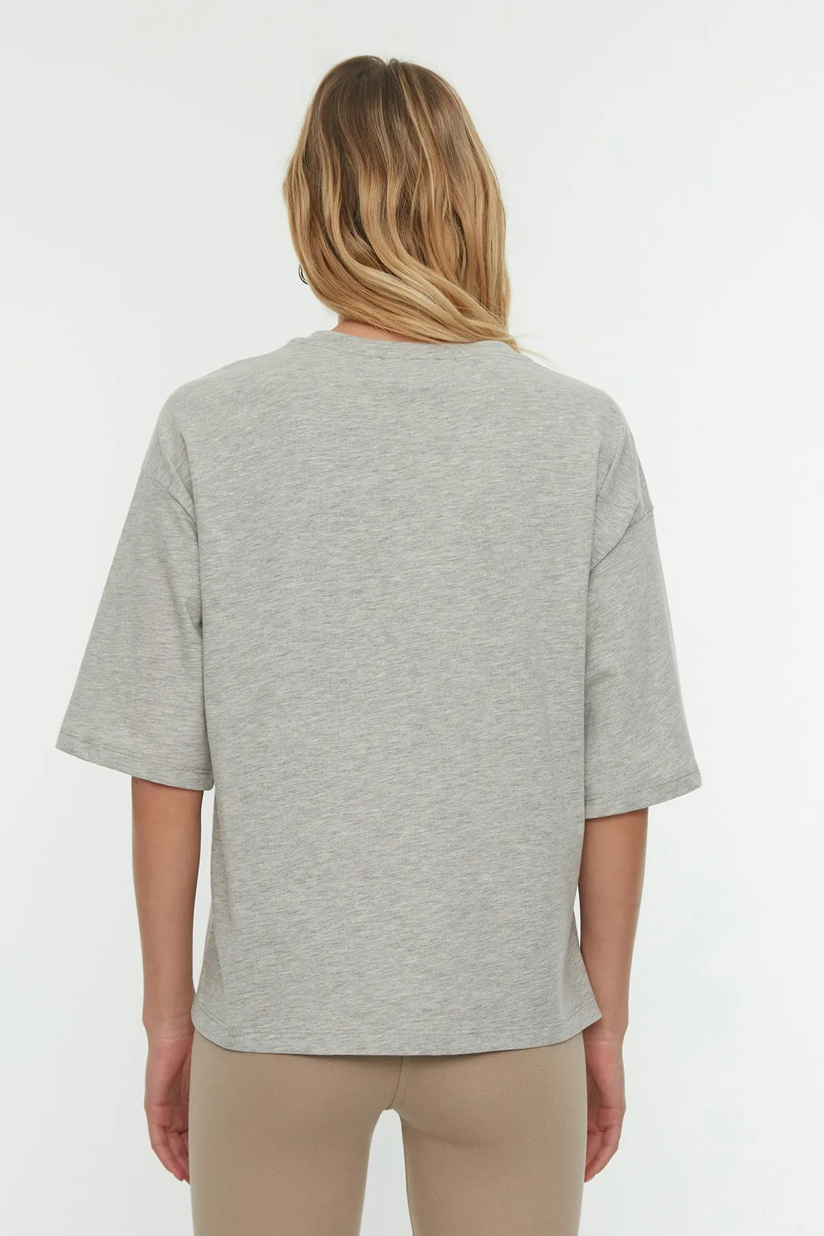 Trendyol Collection  Graues Baumwollmisch-Slogan-gesticktes, entspanntes/weites T-Shirt mit entspanntem Schnitt und Rundhalsausschnitt TWOSS21TS0481