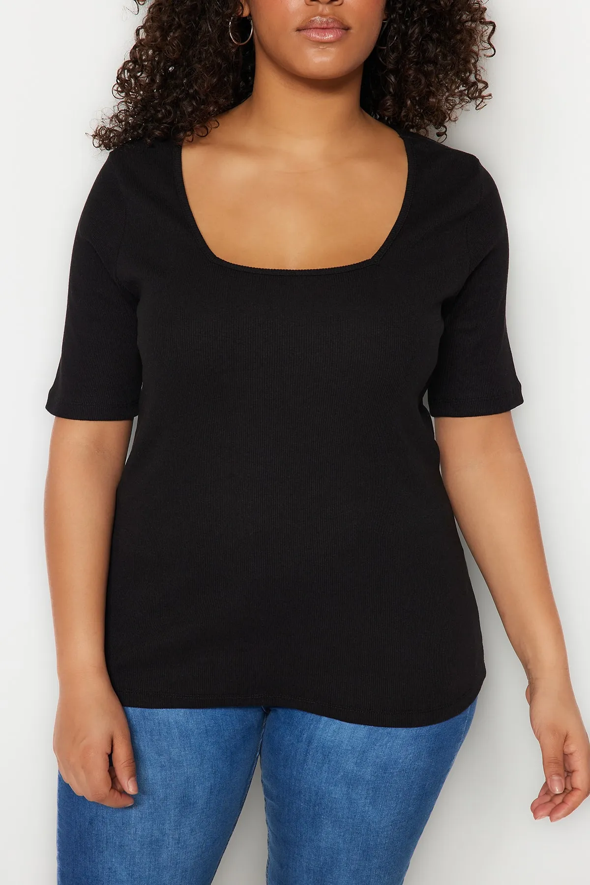 Trendyol Curve  Schwarzes Strick-T-Shirt mit quadratischem Kragen TBSSS22BF0027