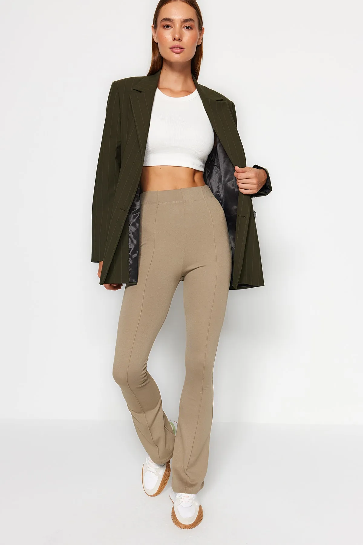 Trendyol Collection  Nerzfarbene, gerippte, ausgestellte Hose mit elastischem Bund/Strickhose mit spanischem Bein und hoher Taille TWOSS20PL0342